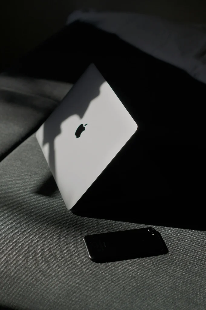 MacBook en iPhone — de apparatuur waarmee aan WordPress-websites wordt gewerkt